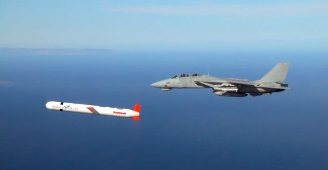 泽连斯基穿着夹克抵达美国 乌克兰总统的特殊装扮引发关注