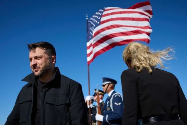 泽连斯基穿着夹克抵达美国