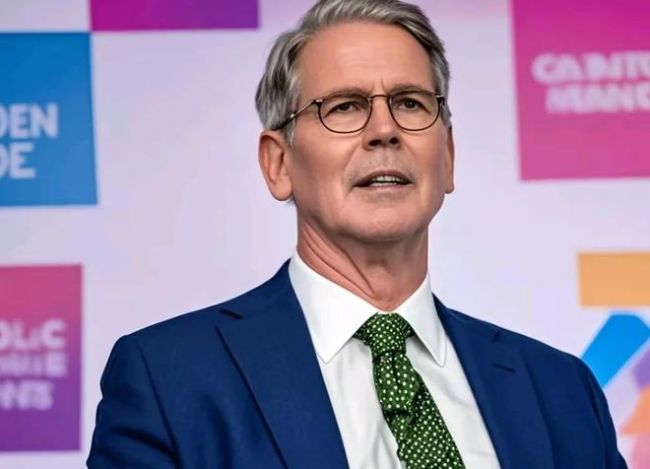 泽连斯基穿着夹克抵达美国 乌克兰总统的特殊装扮引发关注